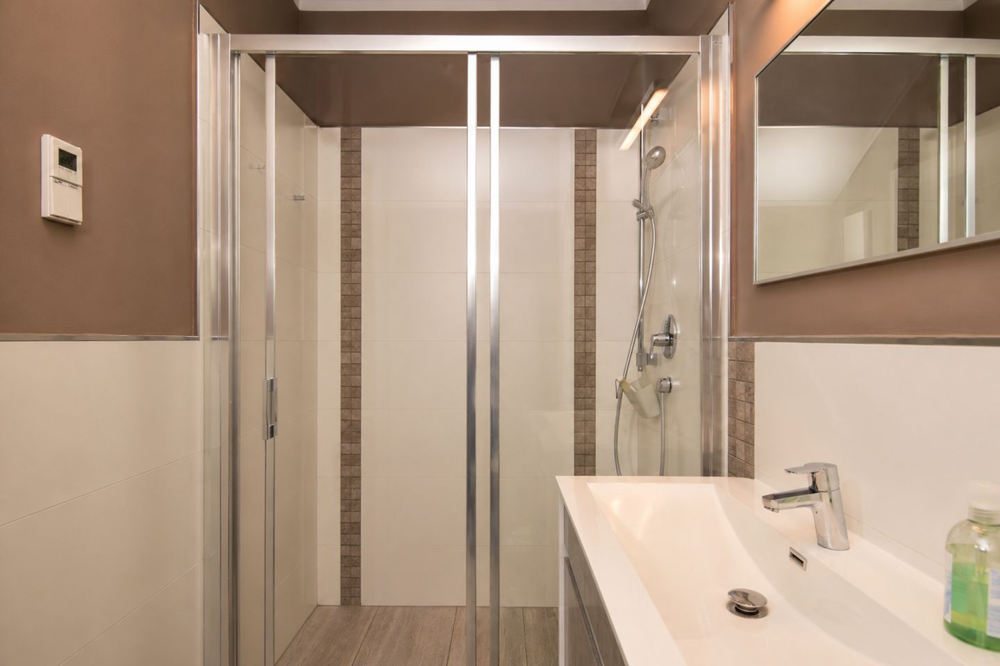 Bad mit Dusche zum 1. Schlafzimmer