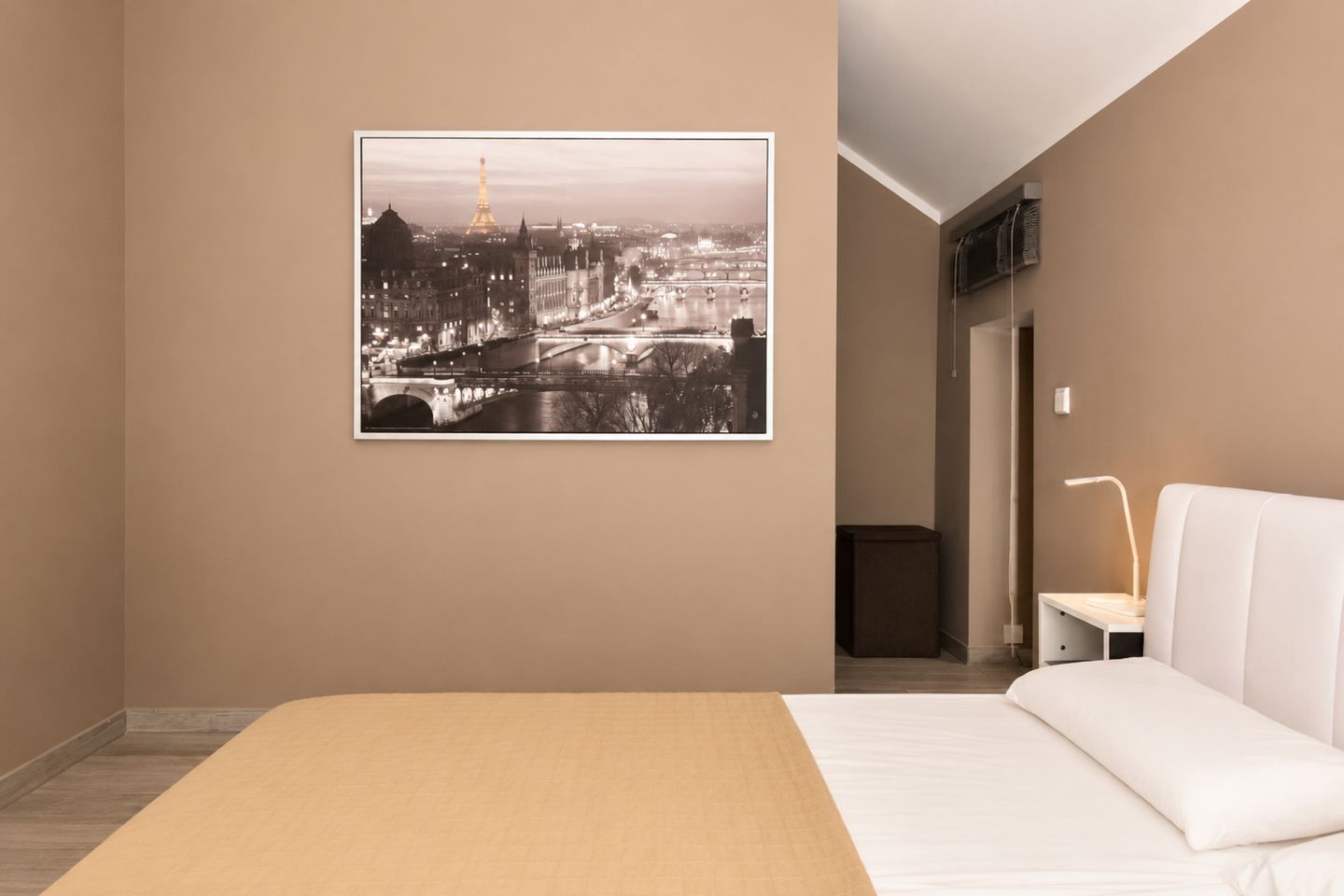 1. Schlafzimmer mit Zugang zur Ankleide