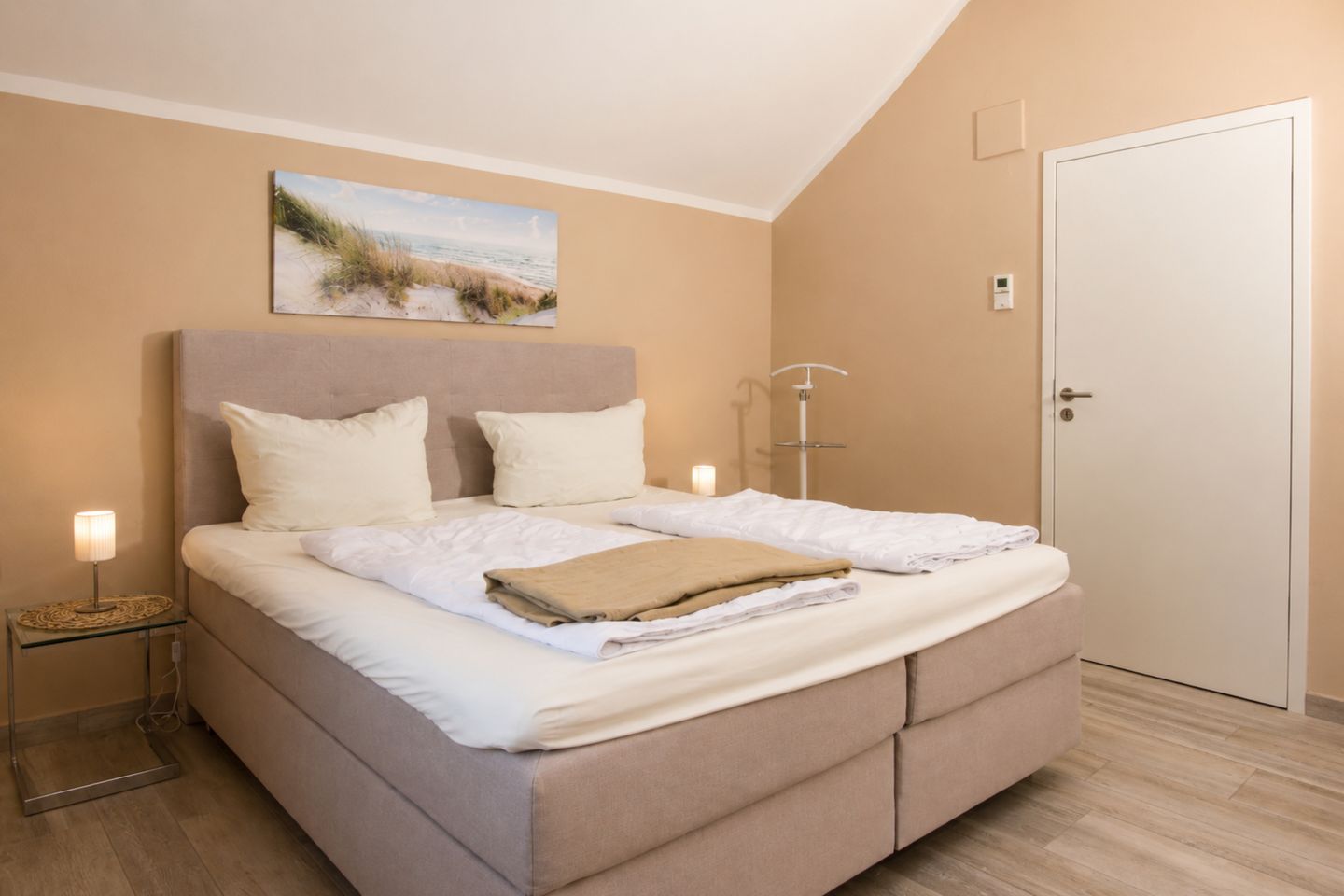 2. Schlafzimmer mit Boxspringbett