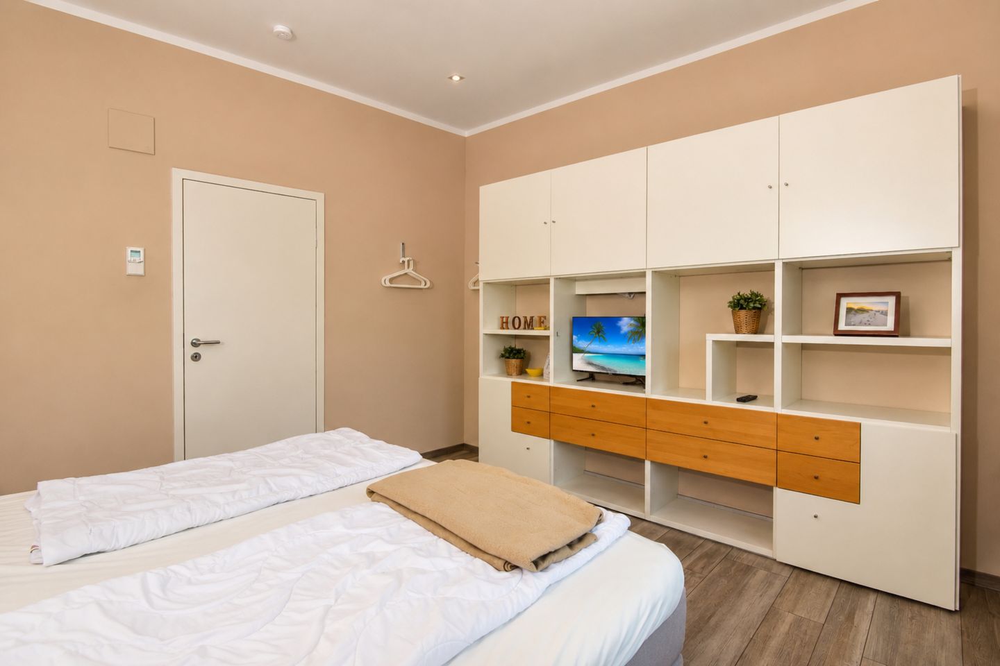 2. Schlafzimmer mit Boxspringbett und TV
