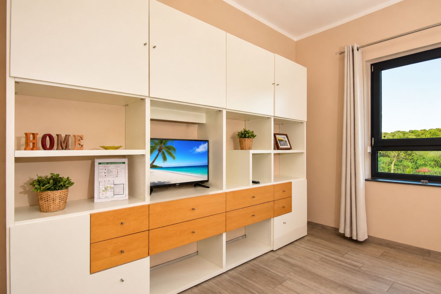 2. Schlafzimmer mit Anbauwand und Ablagemöglichkeiten