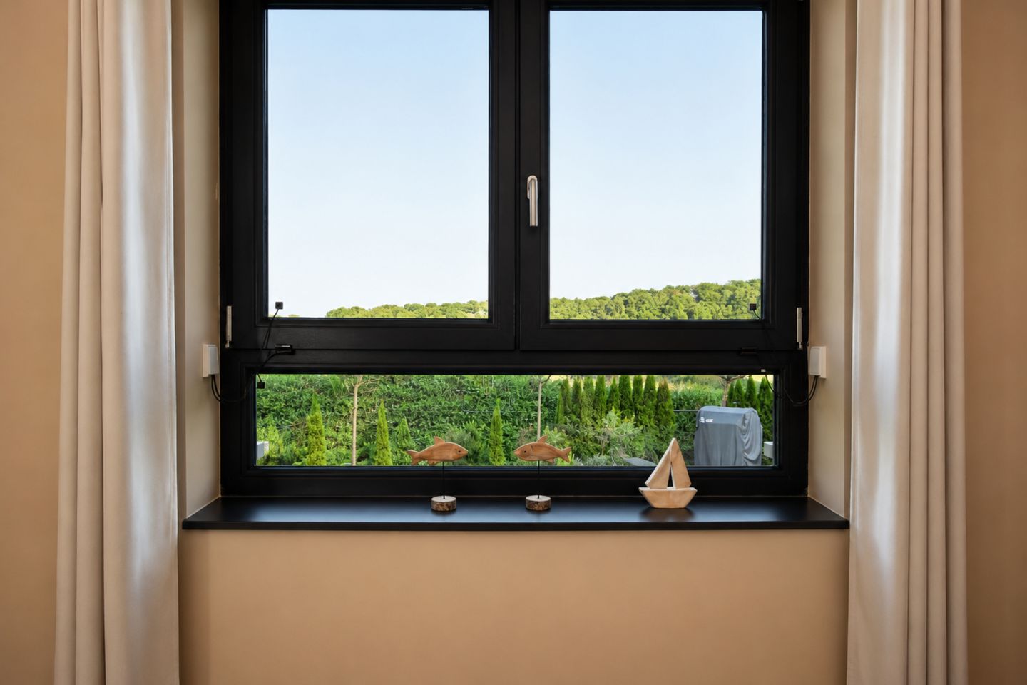 2. Schlafzimmer mit Blick in den Garten