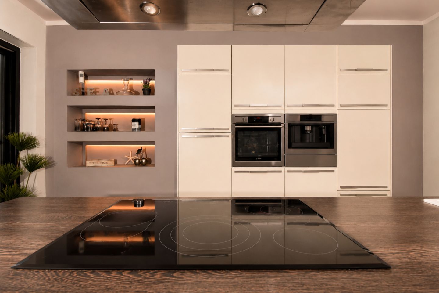 Küche mit Backofen und Geschirrspüler