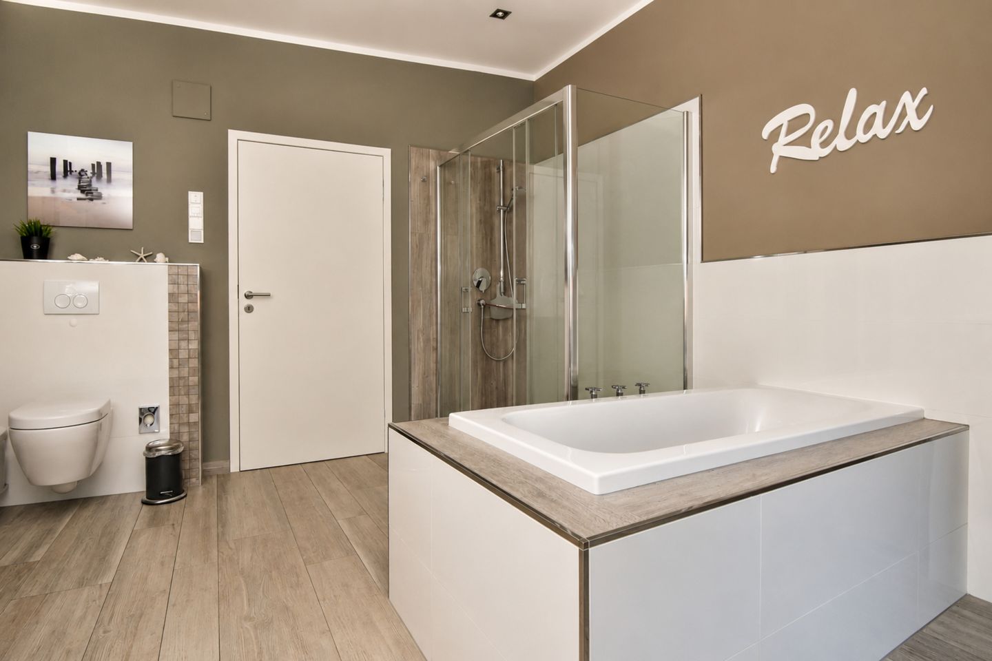 Bad mit Dusche und Badewanne