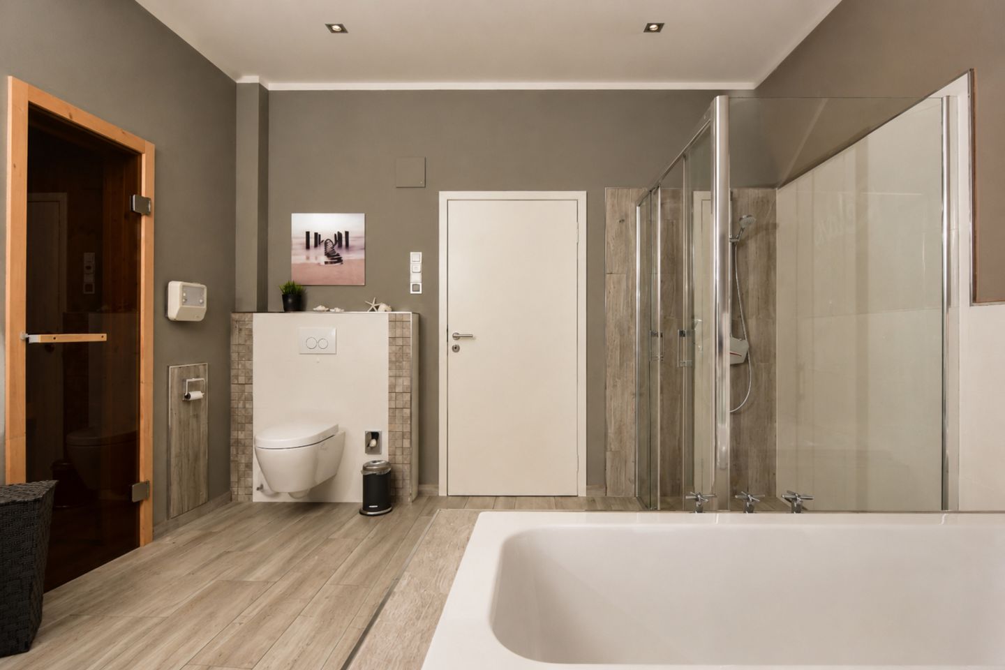 Bad mit Dusche und WC