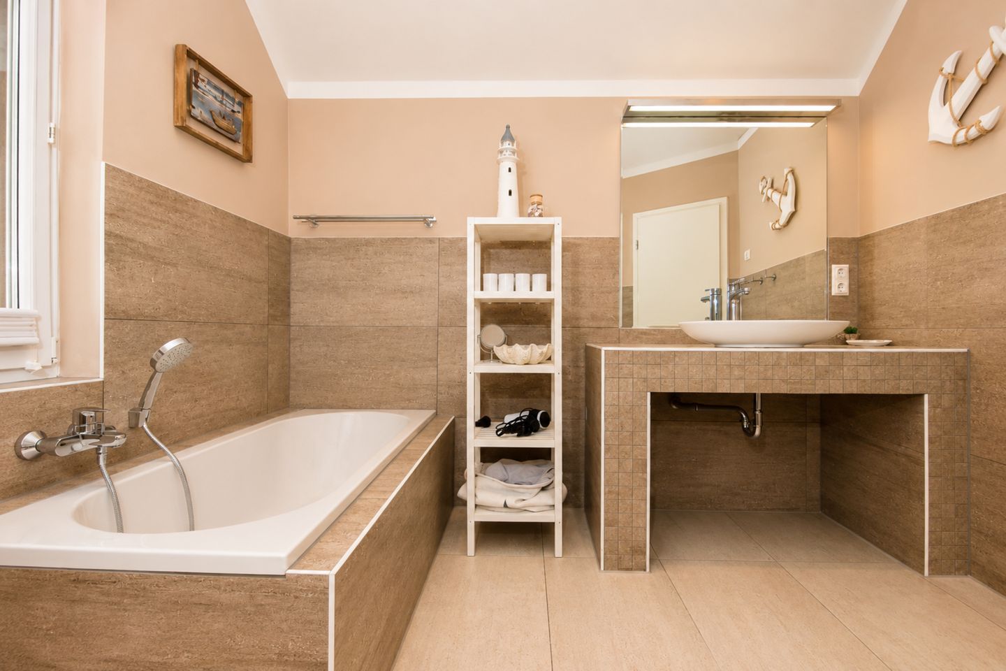 Bad mit Badewanne