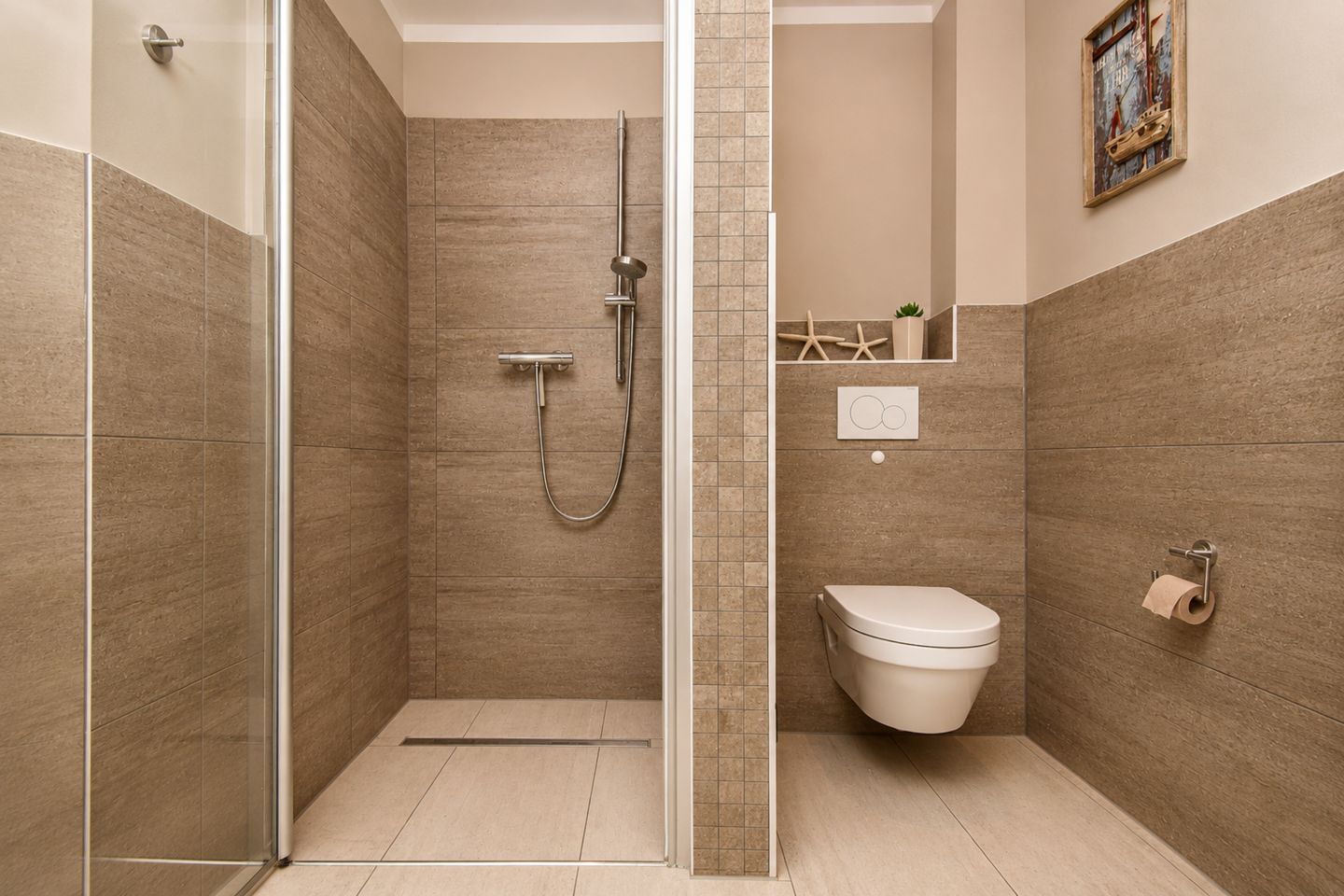 Bad mit Dusche und WC