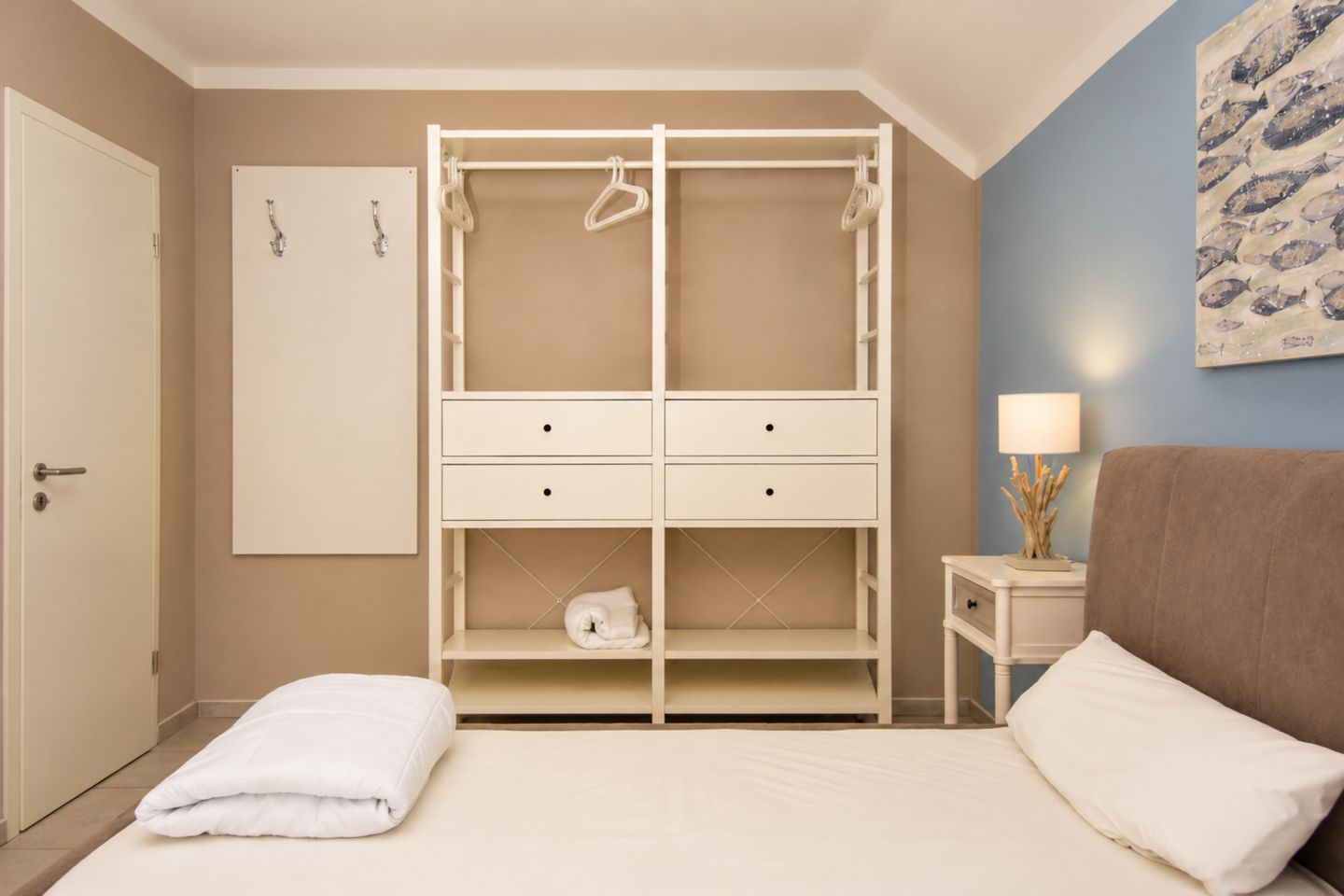 1. Schlafzimmer mit offenem Kleiderschrank