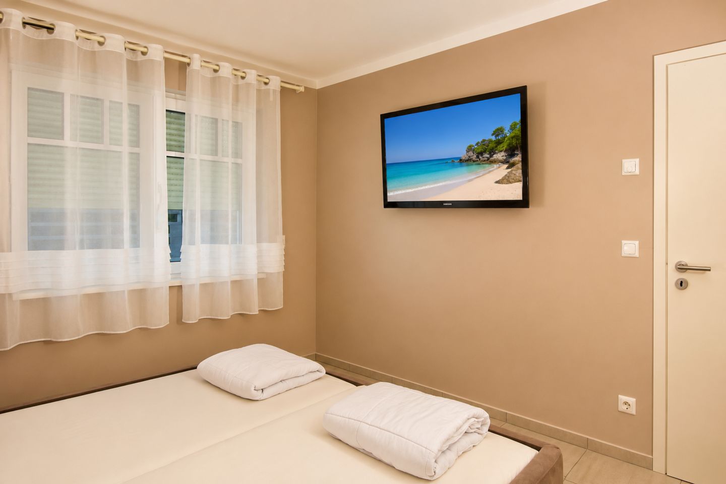 1. Schlafzimmer mit TV