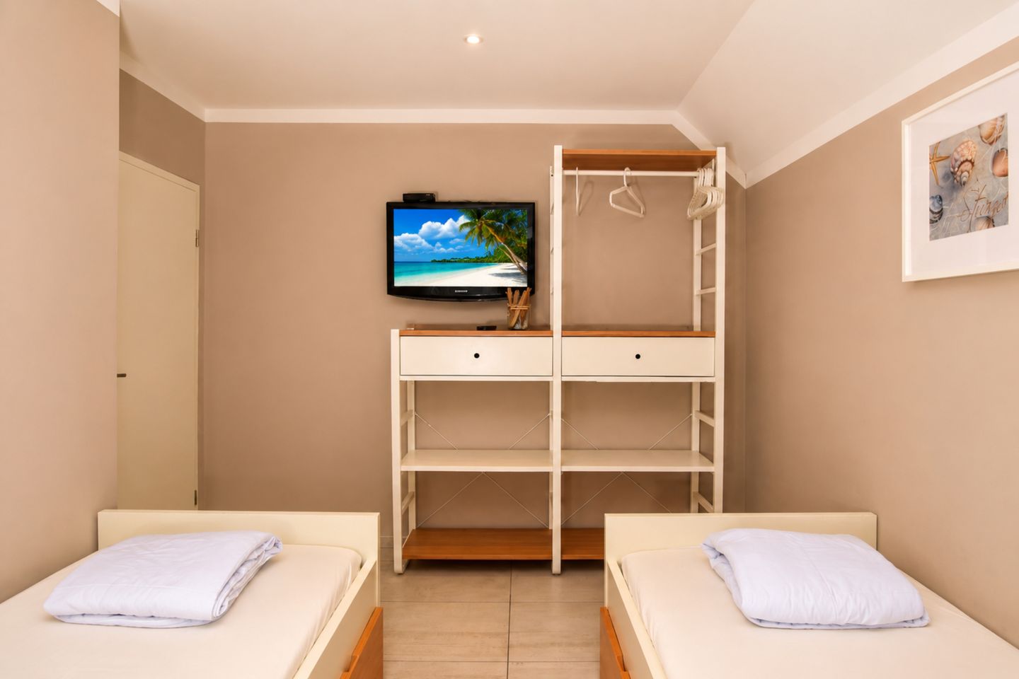 2. Schlafzimmer mit TV