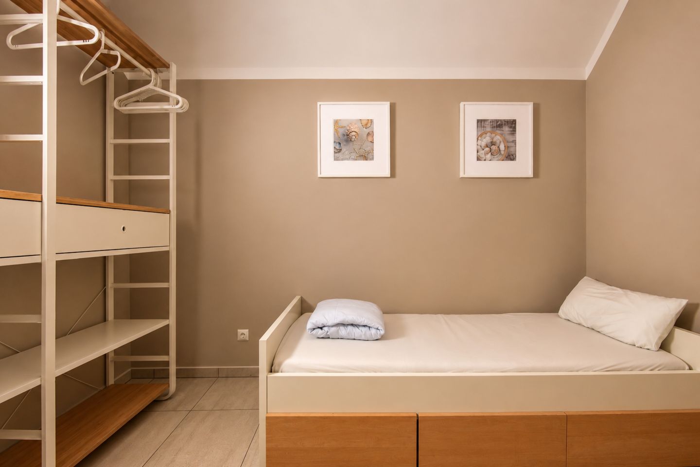 2. Schlafzimmer mit offenem Kleiderschrank
