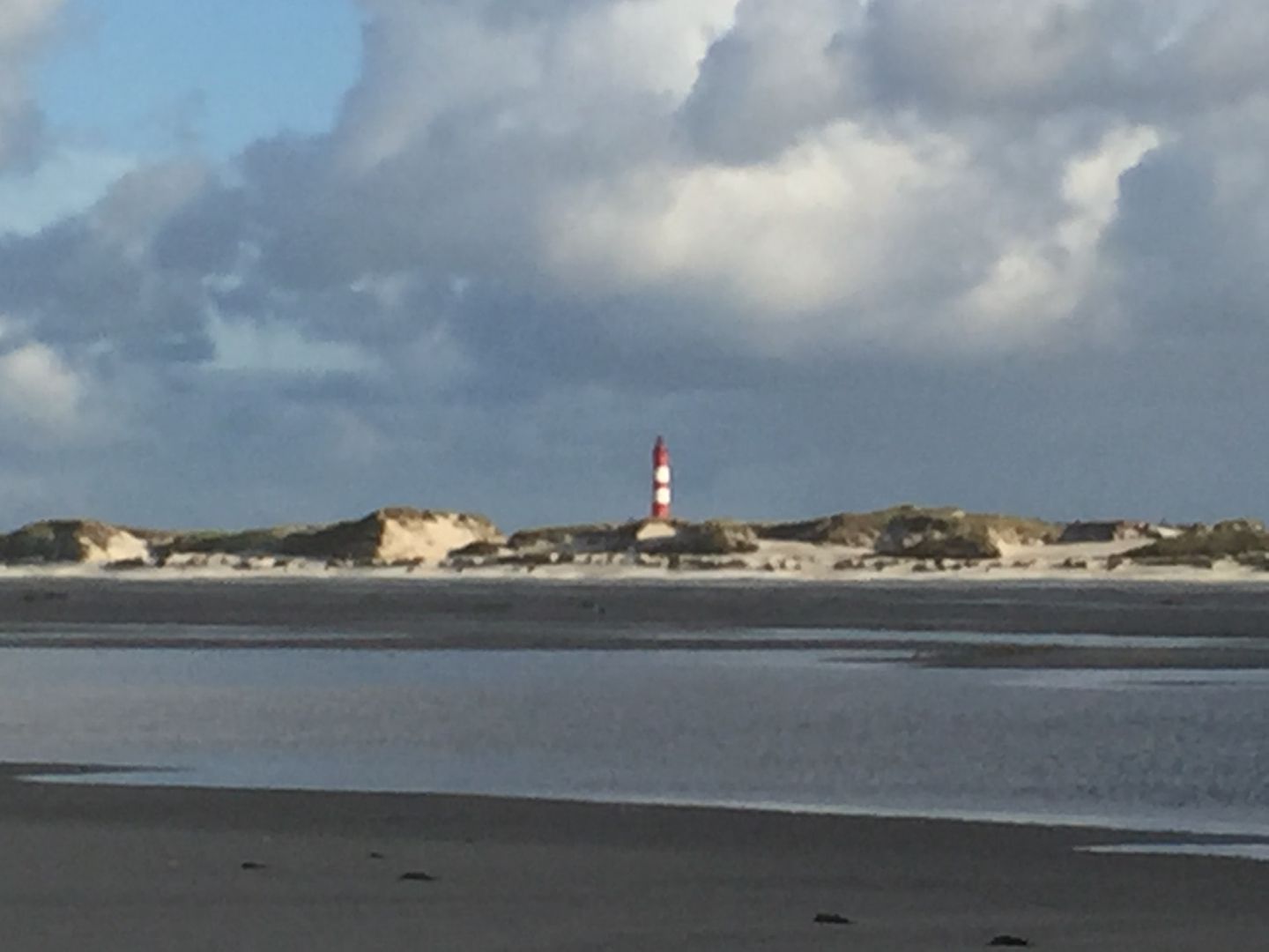 Der Leuchtturm der Nordseeinsel Amrum vom Kniepsand aus gesehen