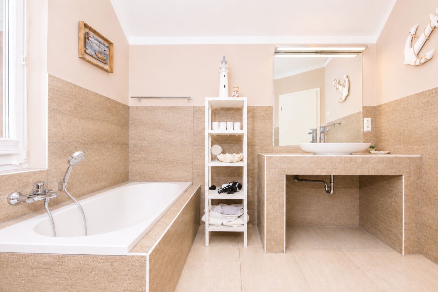 Bad mit Badewanne