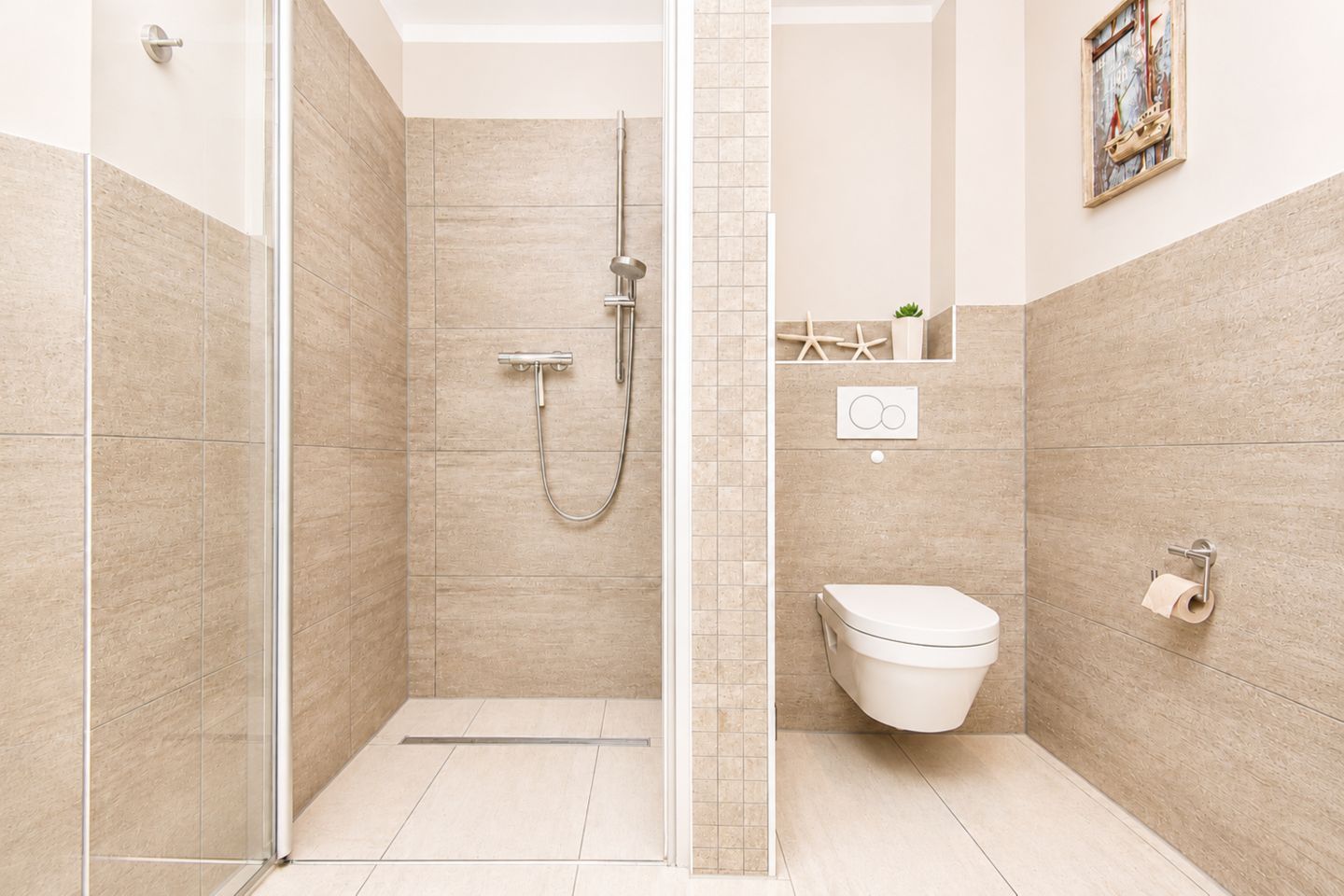 Bad mit Dusche und WC