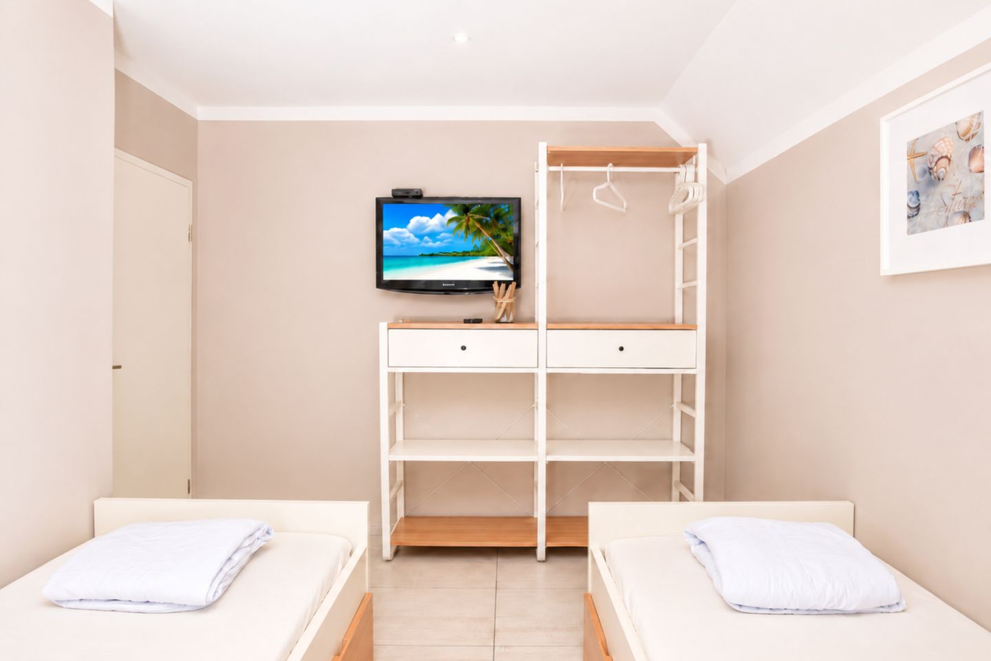 1. Schlafzimmer mit offenem Kleiderschrank