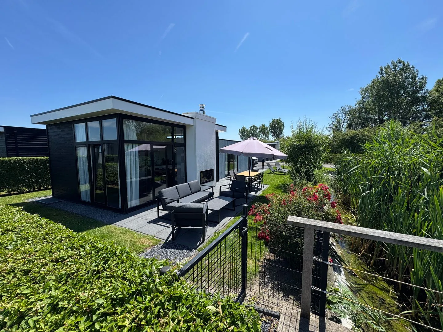  EuroParcs Bad Meersee Chalet Coastline Zeeland mit Zaun Haus Nr. 80