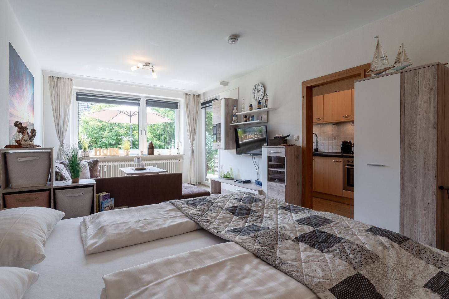 Ferienwohnung Kleine Auszeit - Blick vom Bett in das Wohnzimmer
