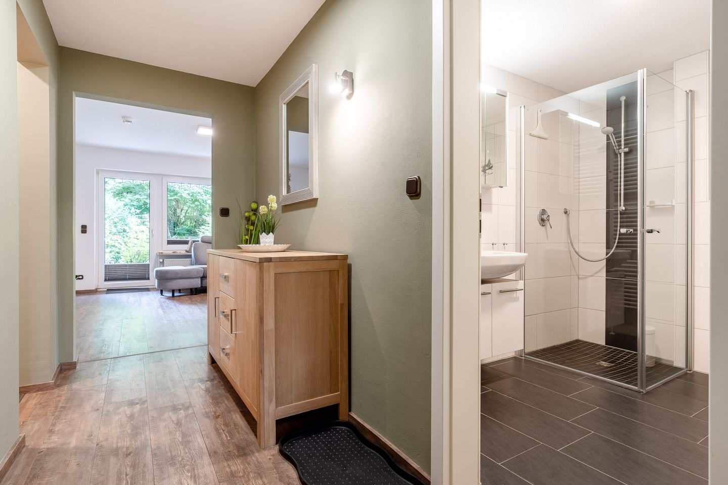 Ferienwohnung Bambergers - Blick in den Flur und Badezimmer