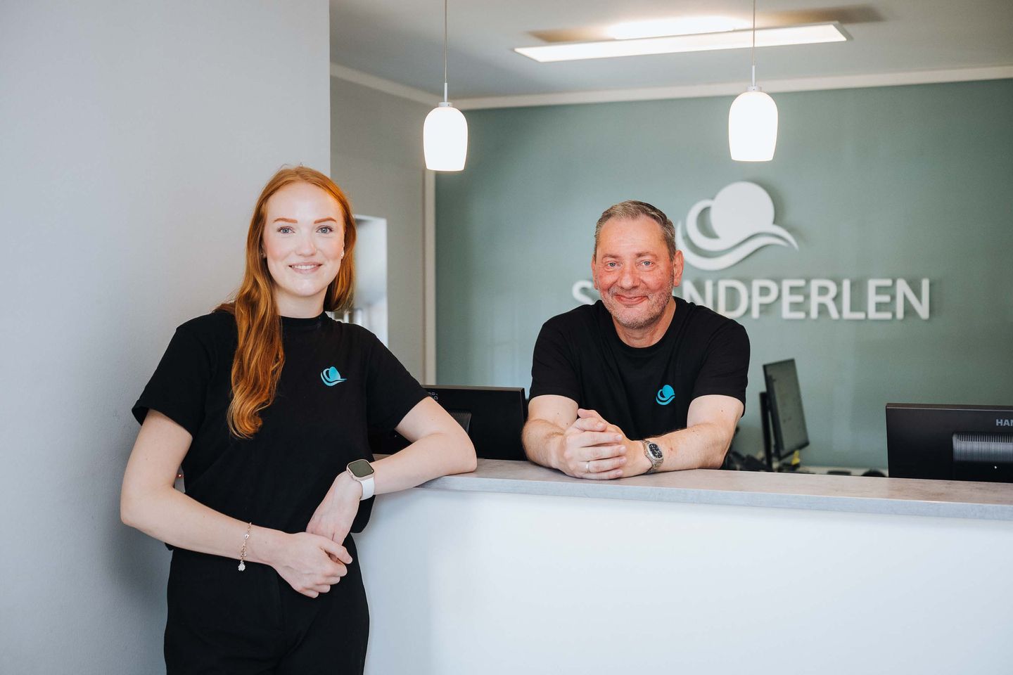 Ihre Ansprechpartnerin Am Empfang: Charlotte Krüger & Sebastian Leu