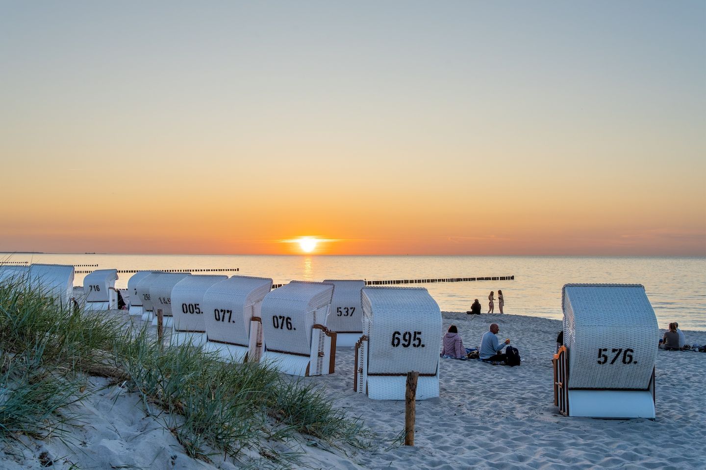 Strandkörbe am Strand in der Abendsonne