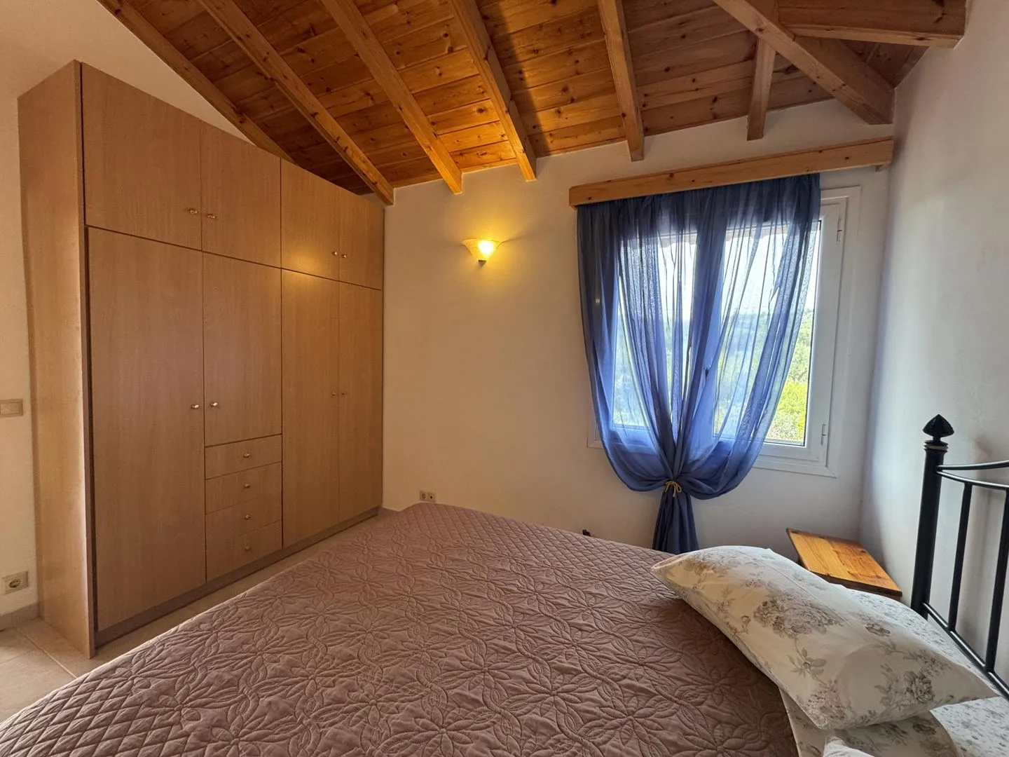  Akrojali Gargarou - Schlafzimmer