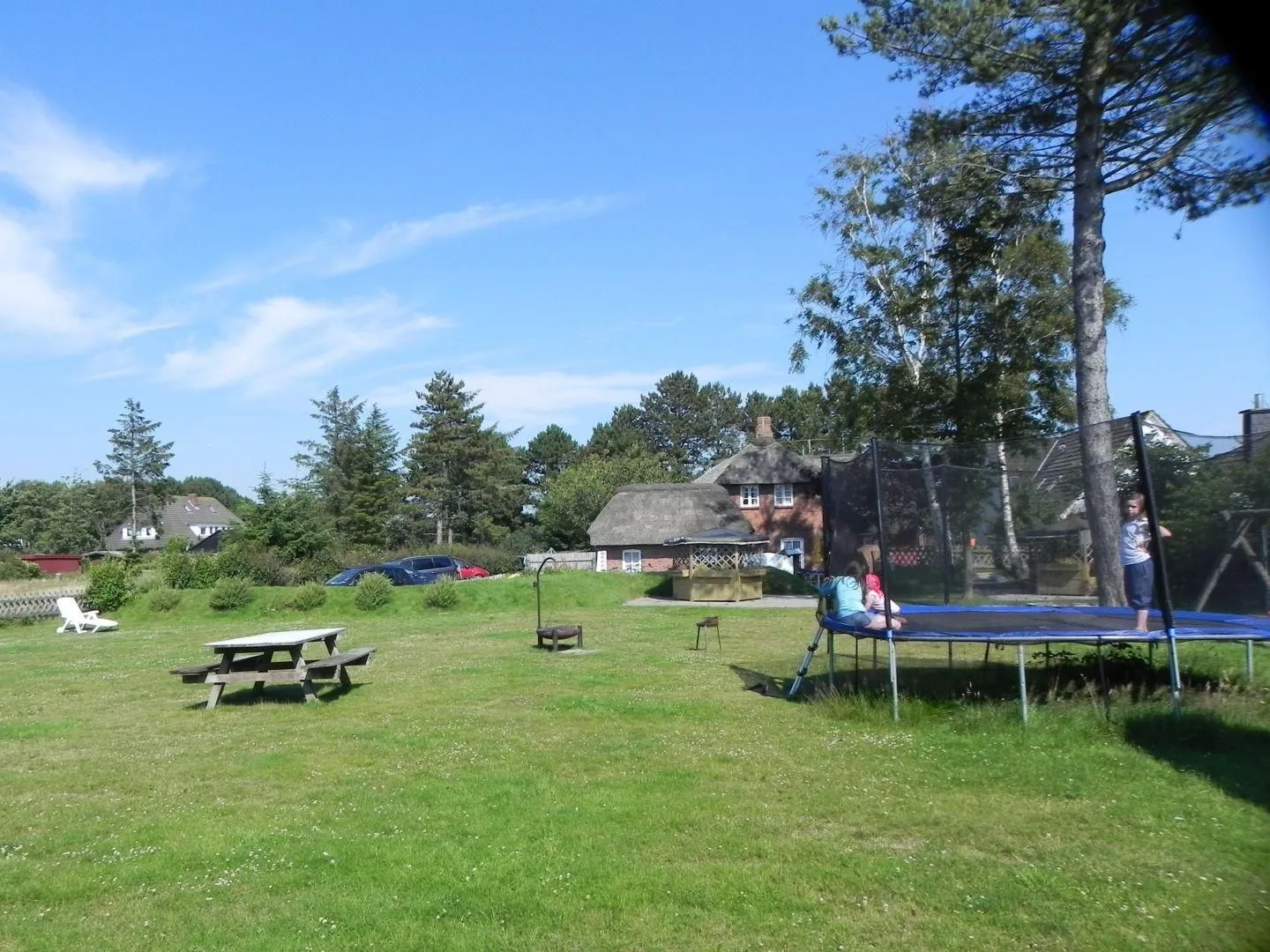 Hüs Sanskiin Ferienwohnung *Goodshenk* Süddorf auf Amrum - Garten mit Trampolin im Garten des Hüs Sanskiin in Süddorf auf Amrum