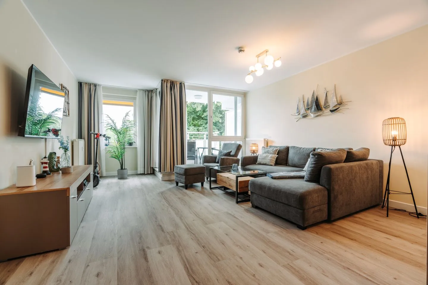 Ferienwohnung Godewind Aparthotel Zingst - Blick ins offene Wohnzimmer mit Couch und Sessel  Godewind