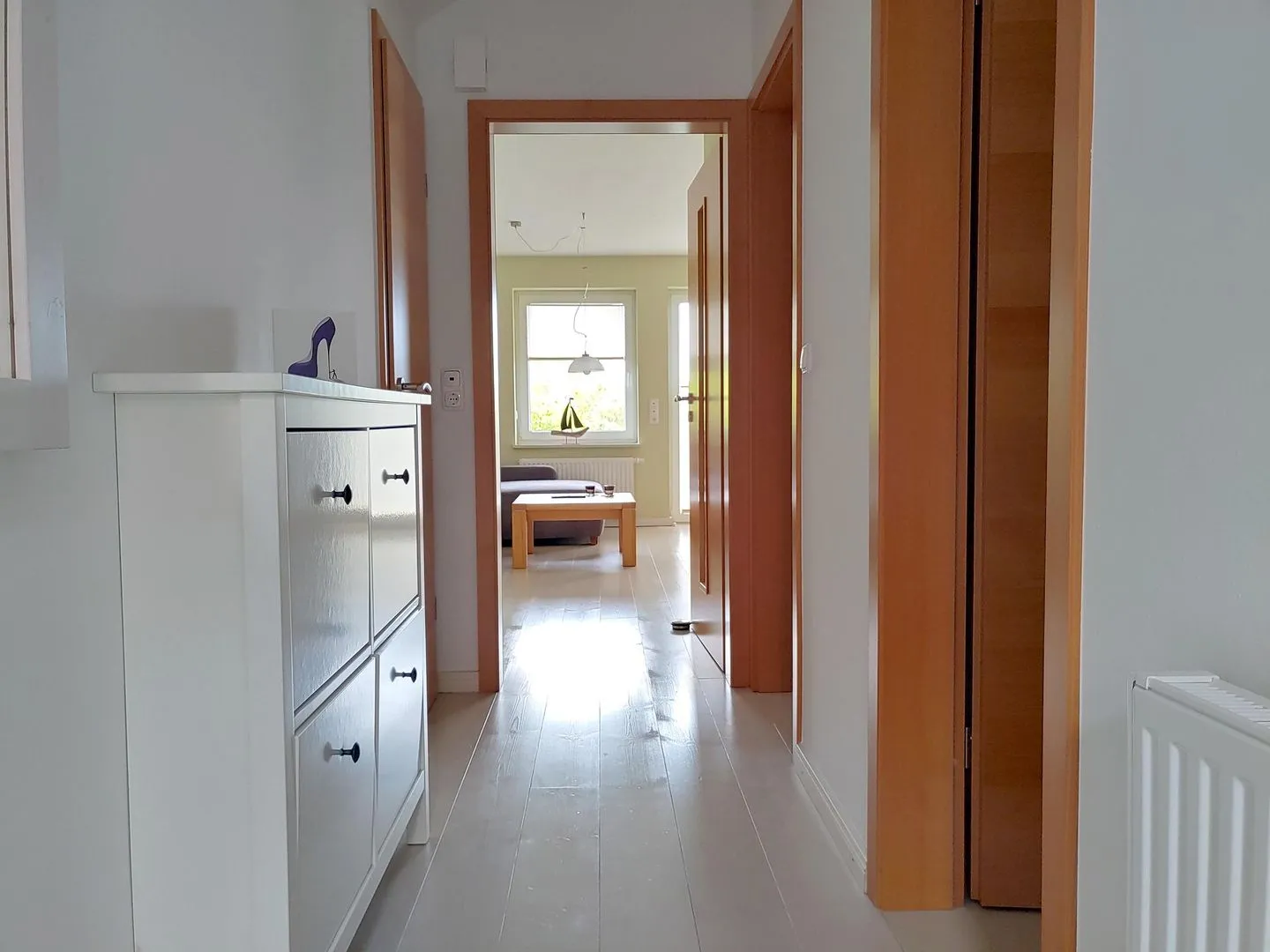 Ferienwohnung *Ose* Wittdün auf Amrum - Korridor mit Blick ins Wohnzimmer der Ferienwohnung Ose in Wittdün auf Amrum