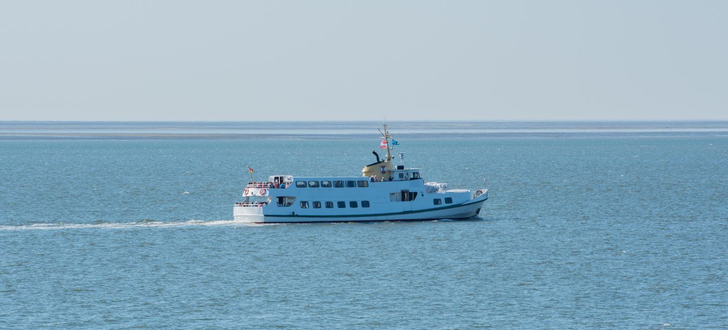 Ausflugschiff in der Nordsee vor der Insel Amrum