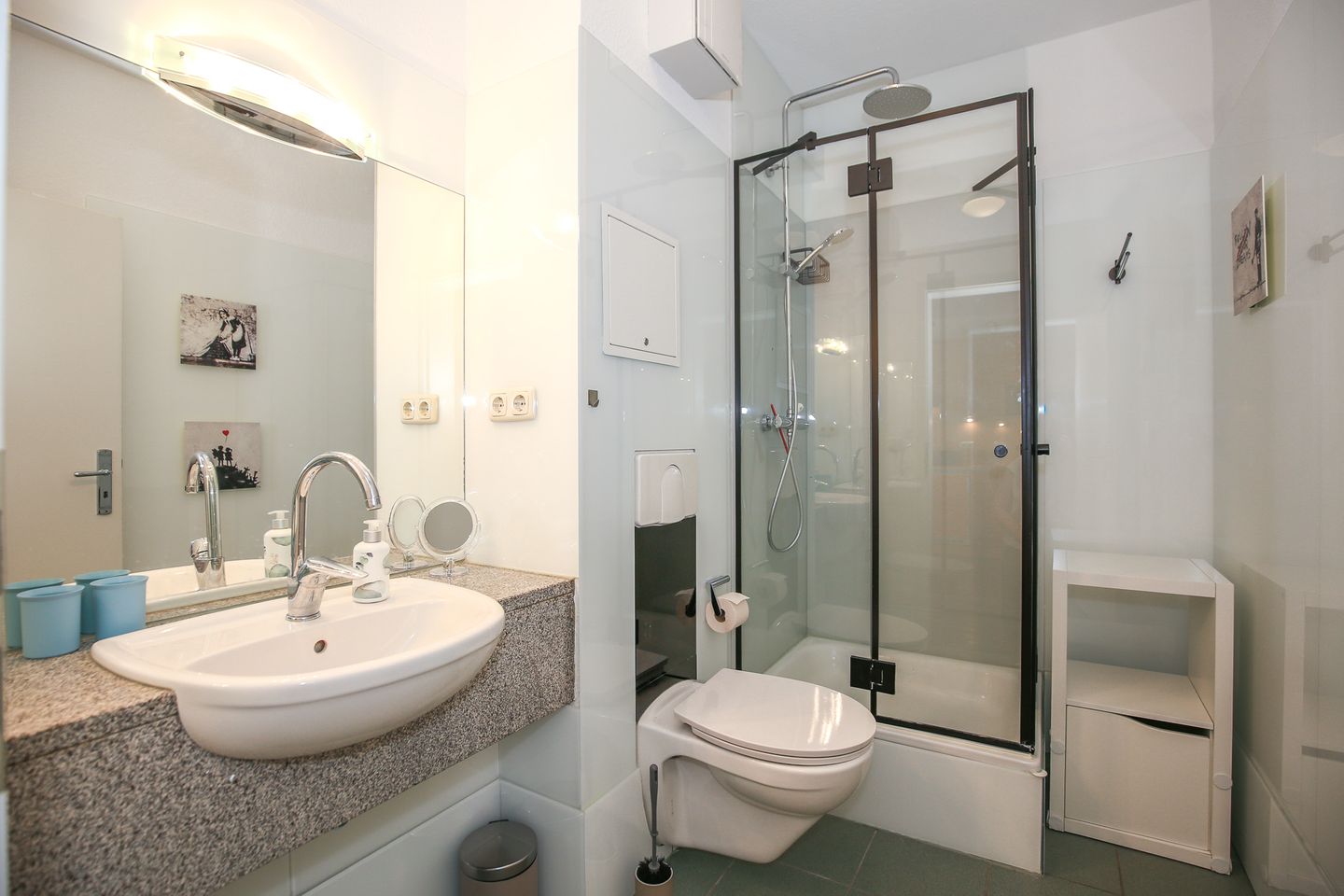 Bad mit Dusche und WC