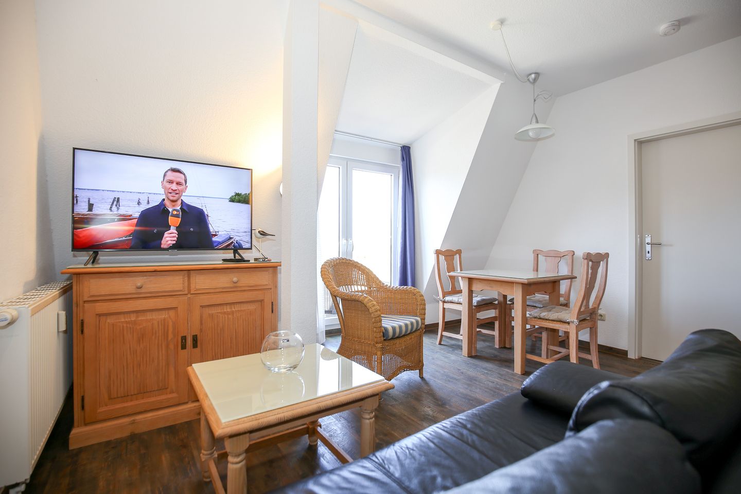 Wohnzimmer mit Essbereich und TV