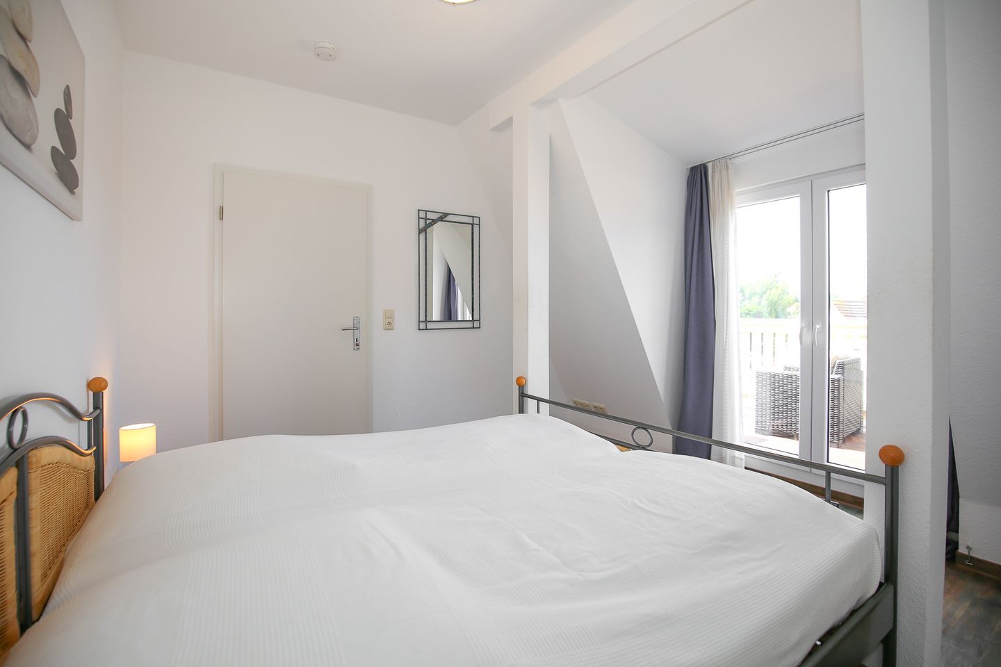 Schlafzimmer mit Zugang zum Balkon