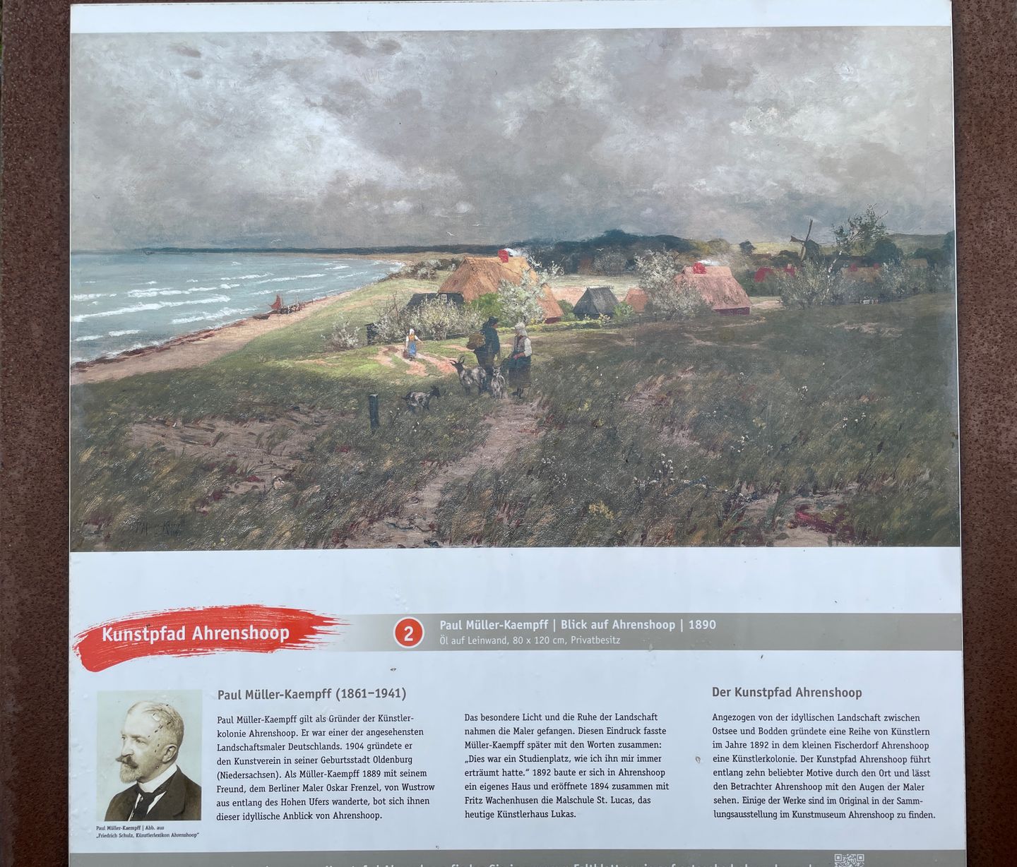 beschriftete Tafel mit Info zum Kunstpfad in Ahrenshoop, Künstler Paul Müller-Kaempf vorgestellt