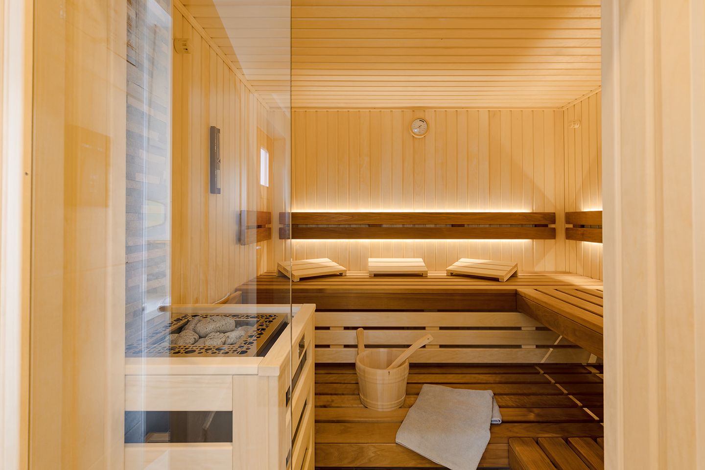 Blick in eine Sauna in einem Ferienhaus - gemütlich beleuchtet