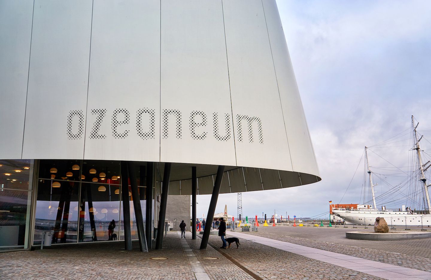 Museum Ozeaneum in Stralsund, Blick auf den Eingang des modernen Gebäudes, Schiffe im Hintergrund