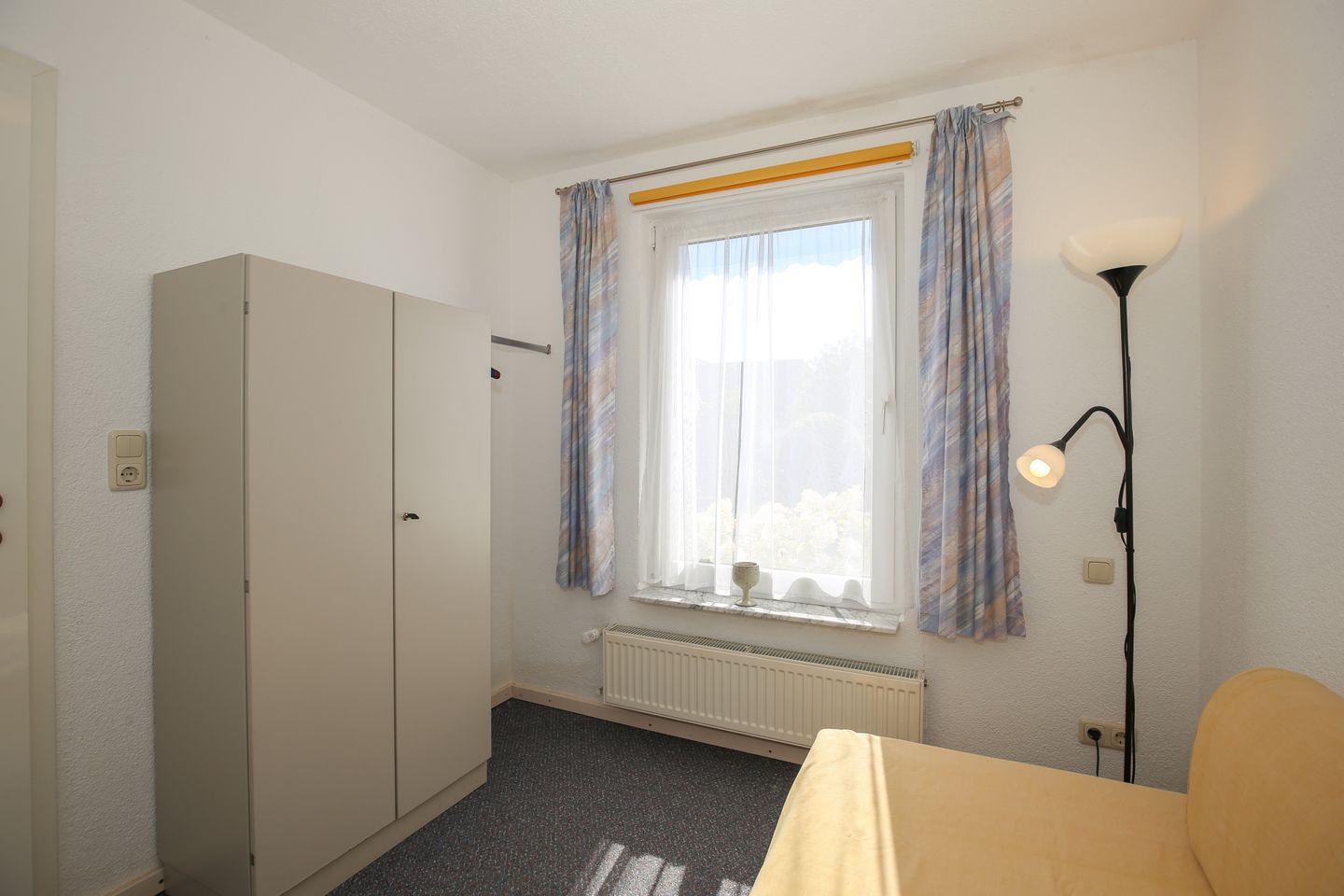 2. Schlafzimmer mit Kleiderschrank