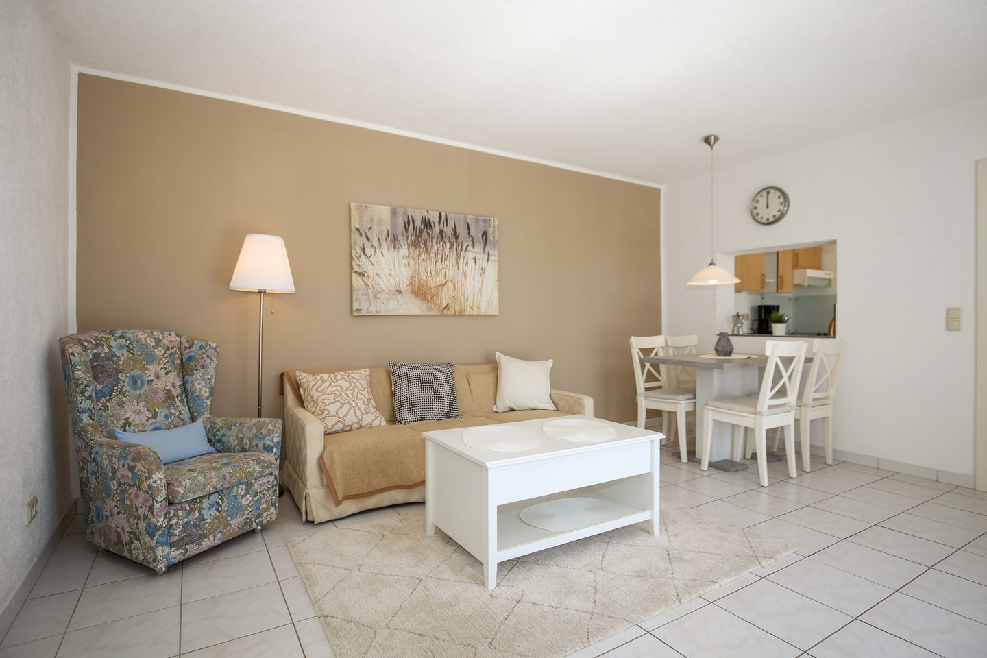 Wohnzimmer mit Sofa und Esstisch