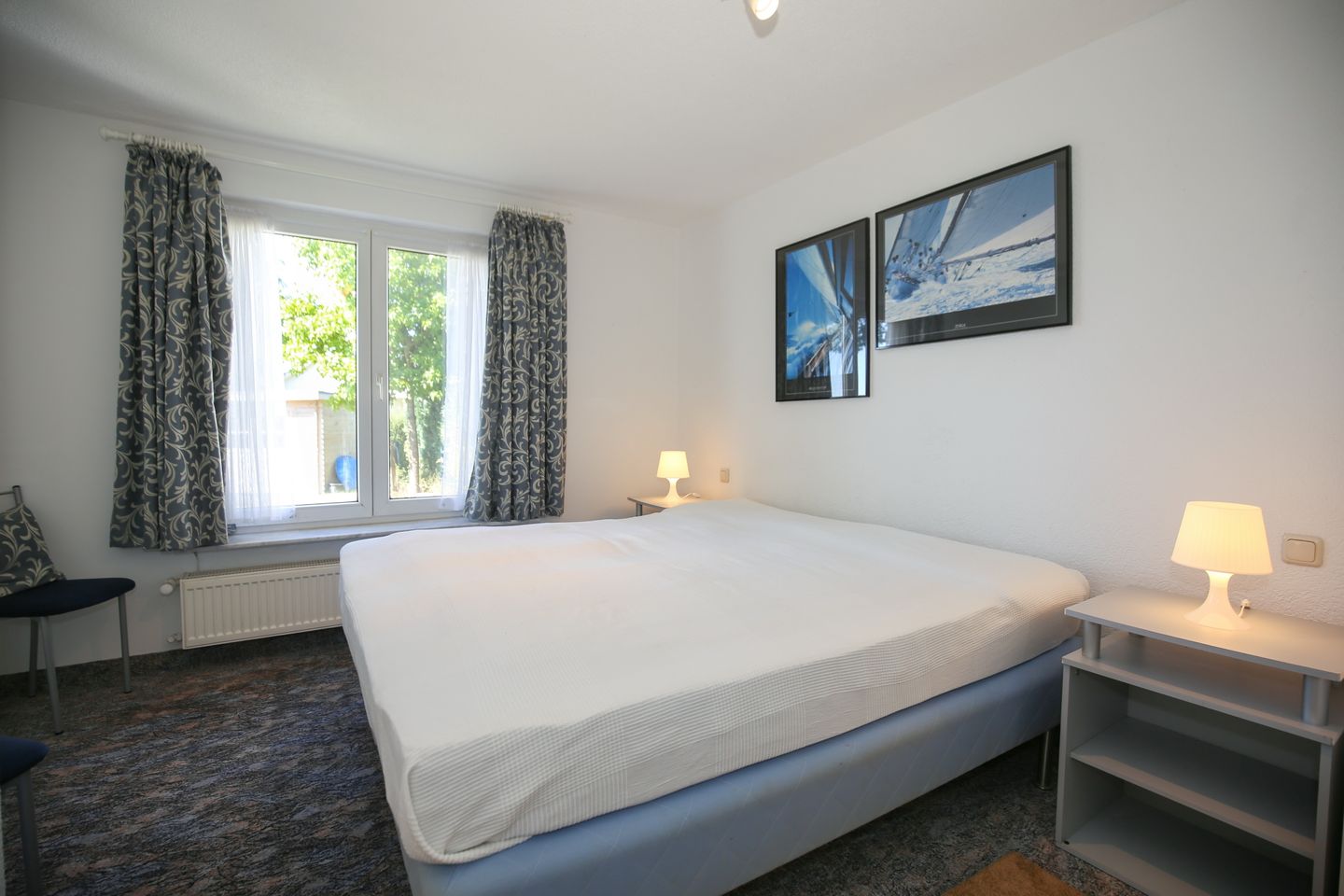 1. Schlafzimmer mit Doppelbett und Fenster