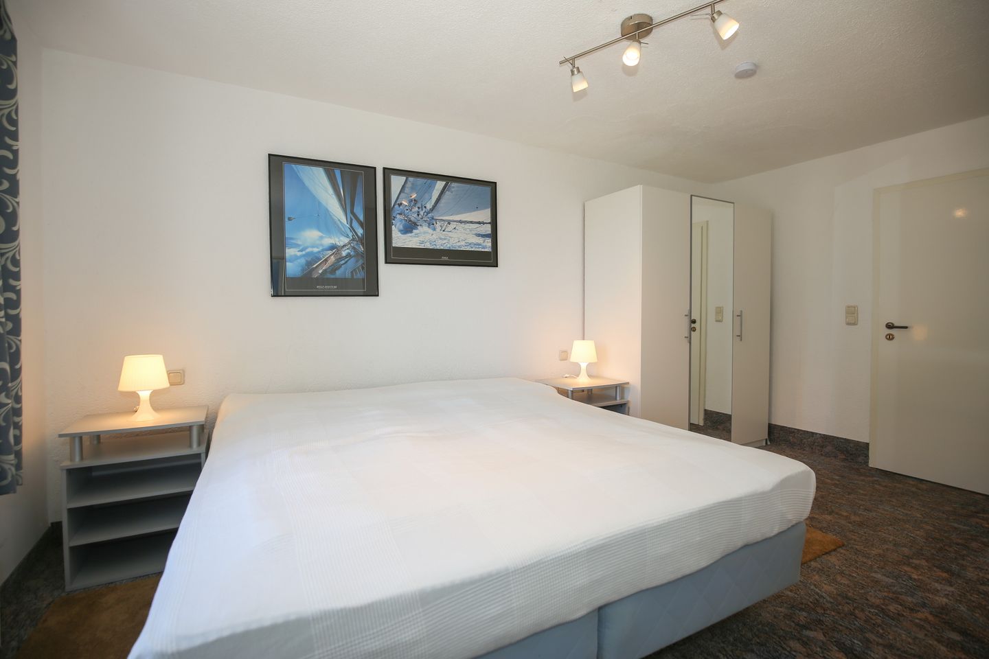 1. Schlafzimmer mit Doppelbett und Kleiderschrank