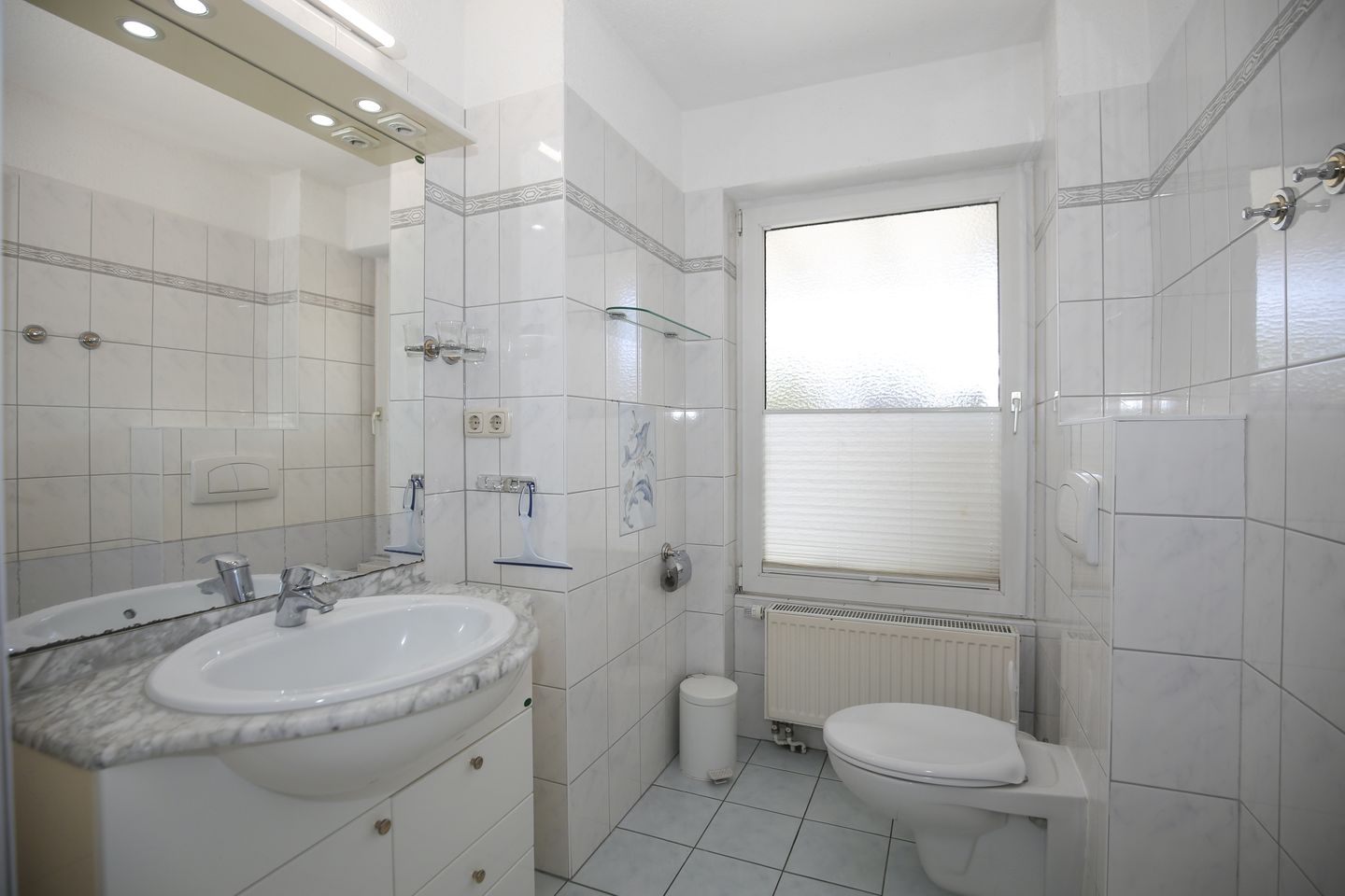 Bad mit Waschtisch und WC