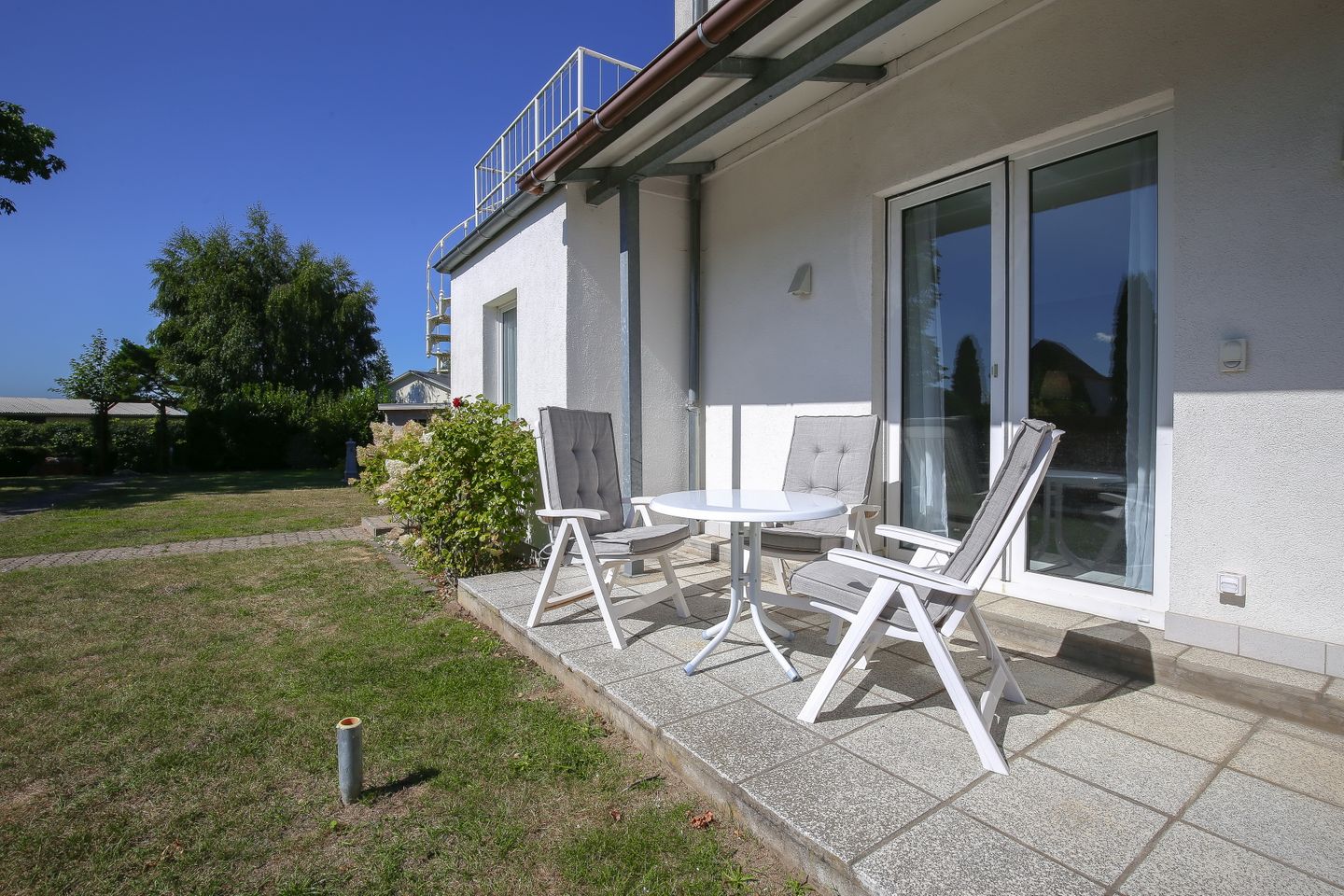 Terrasse mit Gartenmöbeln