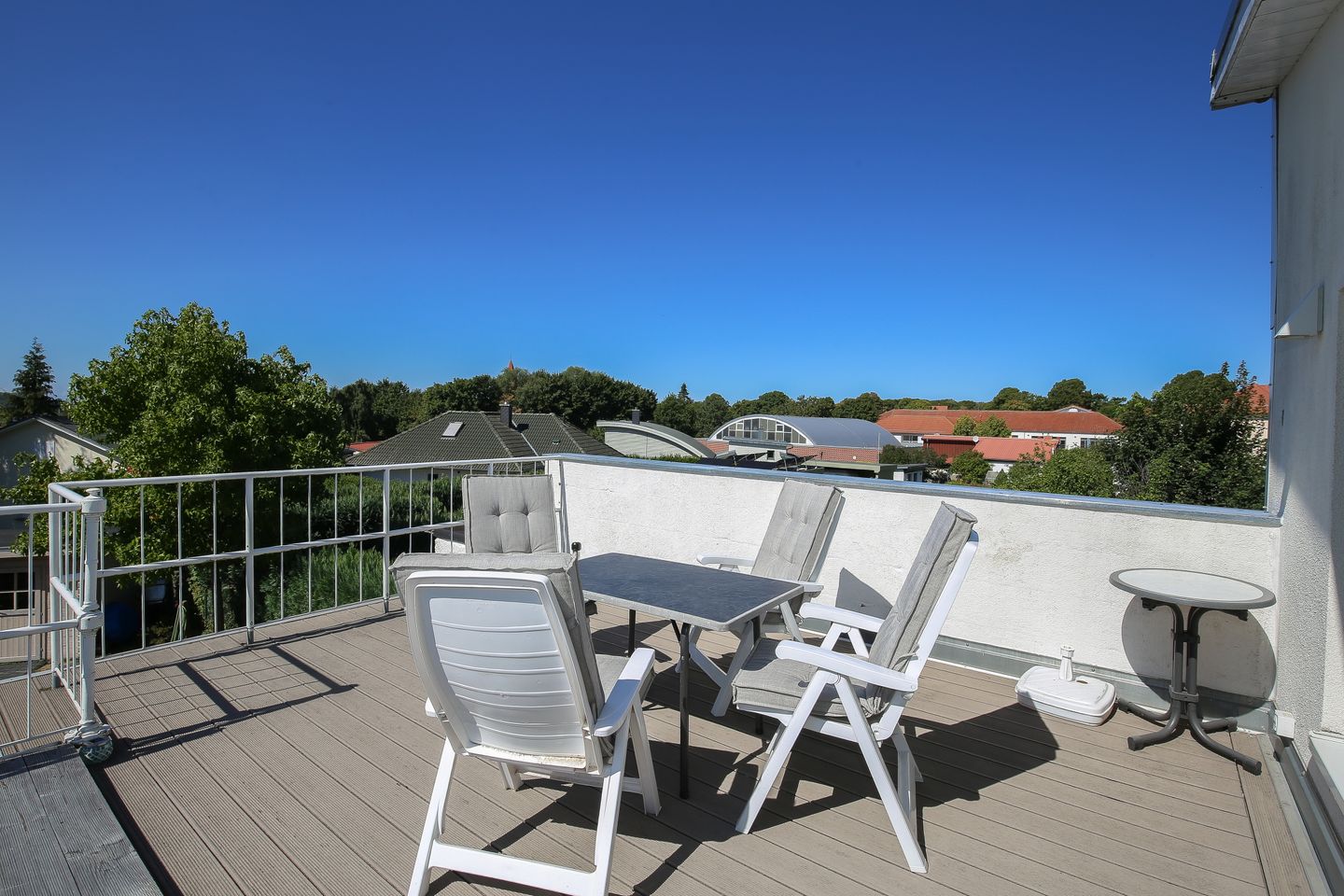 Dachterrasse mit Gartenmöbeln