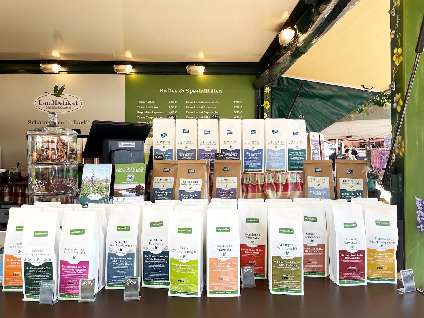 Bunte Kaffeetüten am Kaffeestand LandDelikat