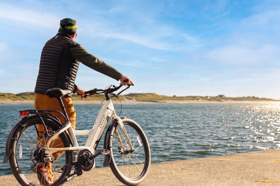 Radweg auf der Deichkrone bei Cuxhaven mit Blick auf die Elbmündung