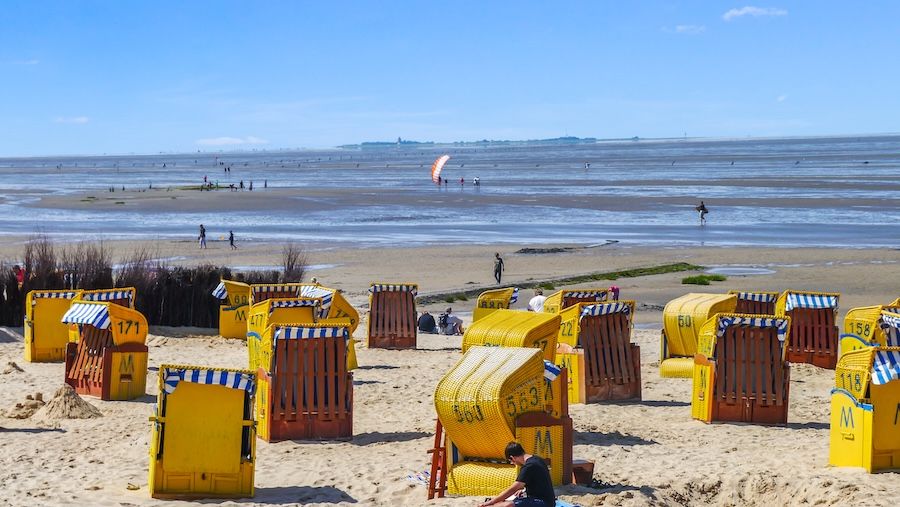 Strandkörbe am Sandstrand von Cuxhaven-Duhnen bei Hochwasser