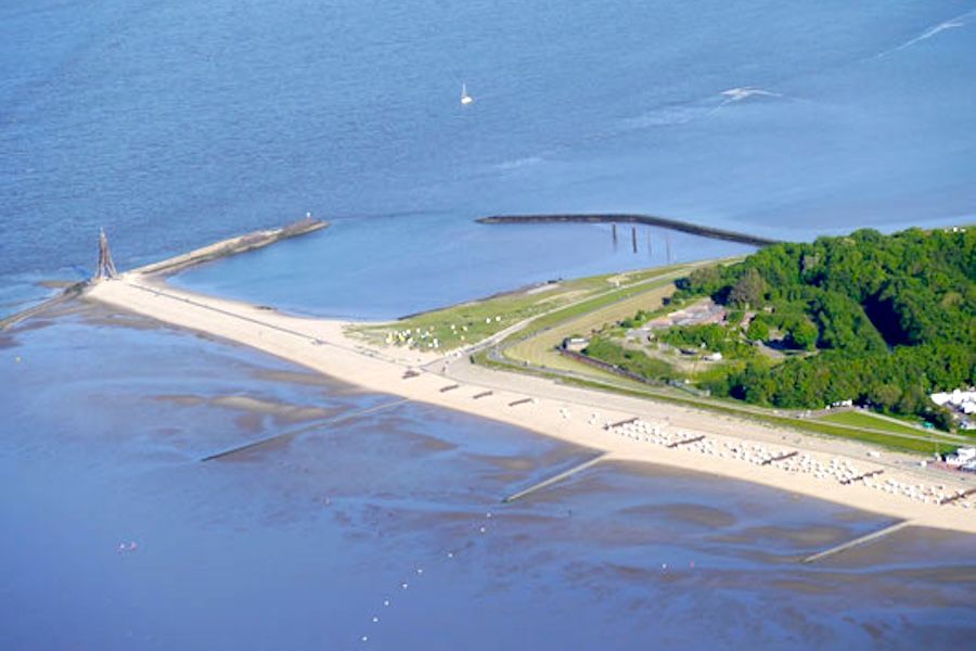 Luftaufnahme des Wattenmeers vor Cuxhaven mit Prielen und Sandbänken