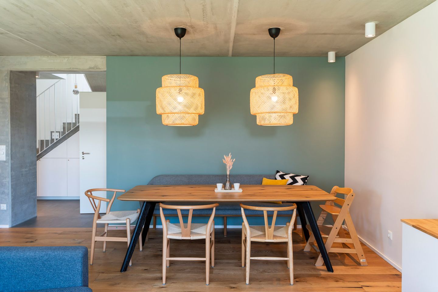 Blick auf die Essecke im Ferienhaus Grüngedacht in Zingst mit großem Esstisch aus Holz und Kinderstuhl