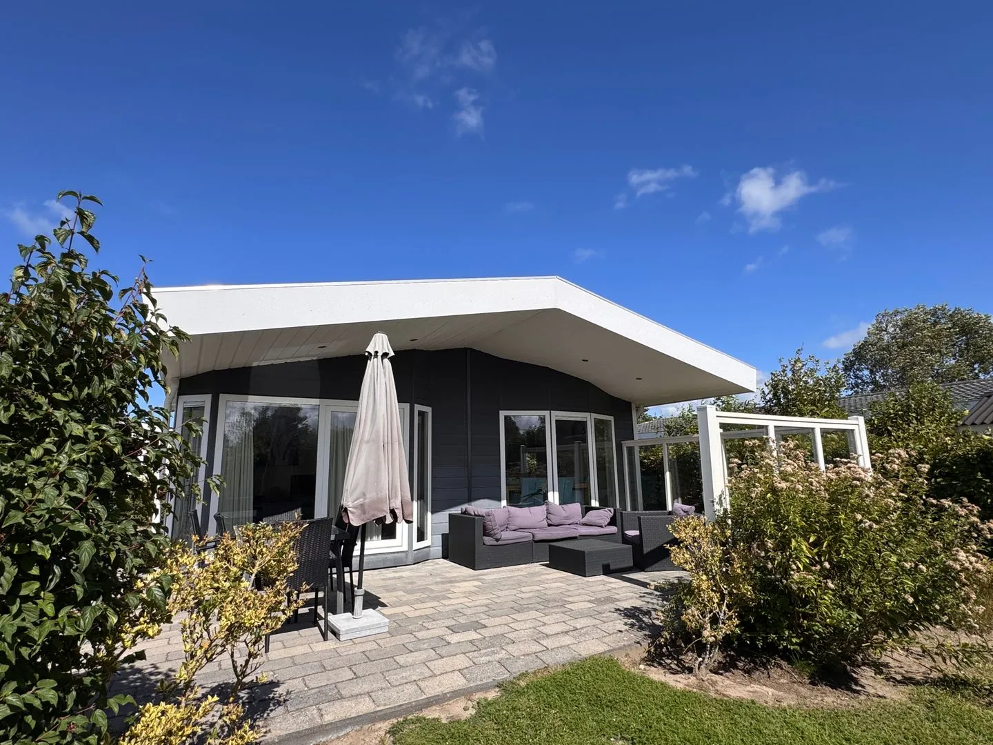  EuroParcs Schoneveld / Breskens Chalet Meer und Sonne mit Zaun Haus Nr. J253