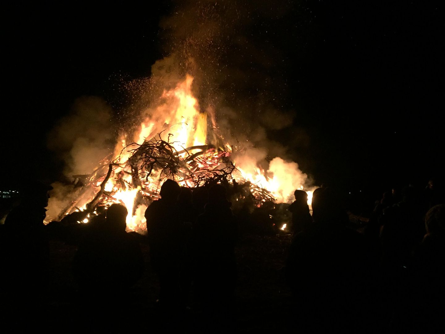 Biikebrennen auf Amrum: Feuer, Fackeln und Tradition