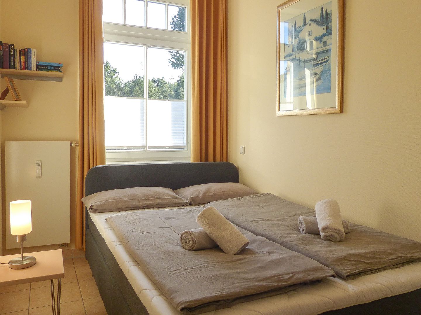 2. Schlafzimmer mit einem Boxspringbett
